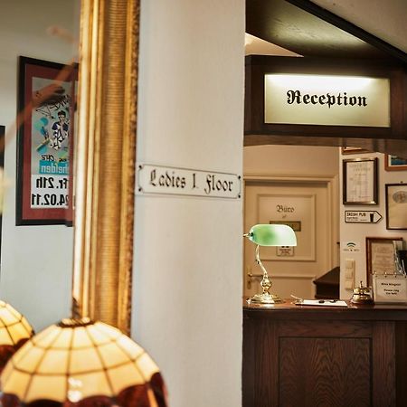 Hajo'S Germania Lodge & Irish Pub Рюдесхайм ам Рейн Екстериор снимка