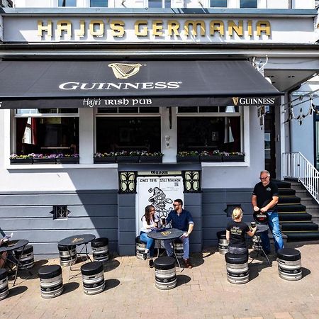 Hajo'S Germania Lodge & Irish Pub Рюдесхайм ам Рейн Екстериор снимка