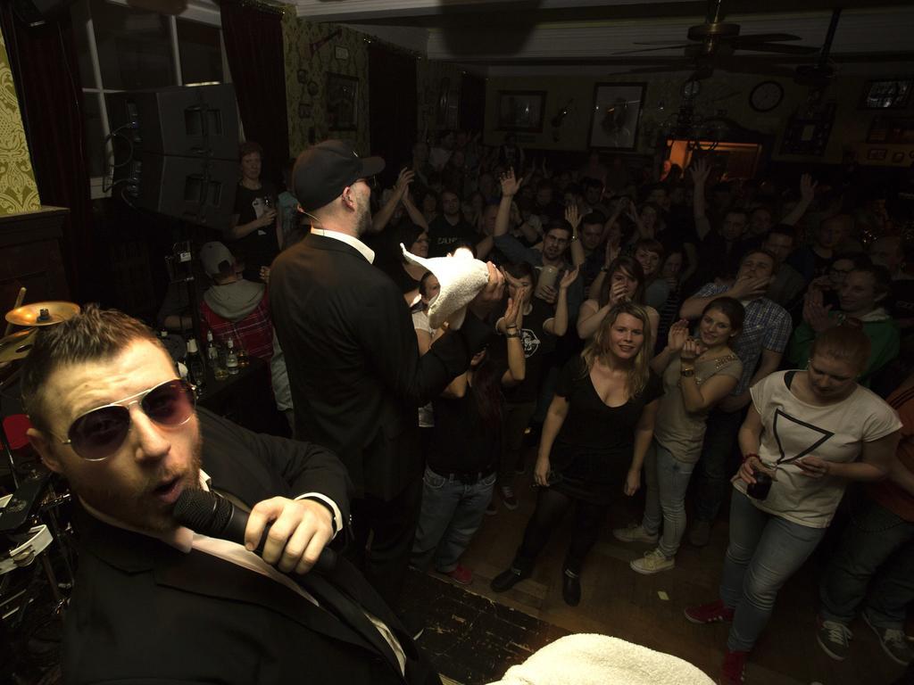 Hajo'S Germania Lodge & Irish Pub Рюдесхайм ам Рейн Екстериор снимка