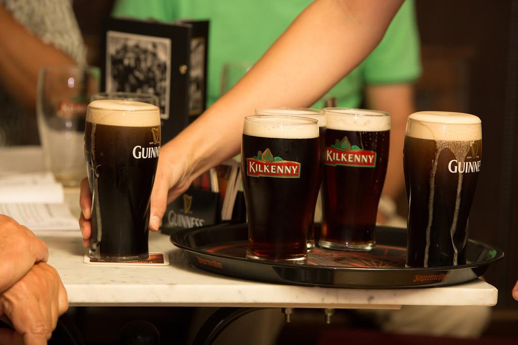 Hajo'S Germania Lodge & Irish Pub Рюдесхайм ам Рейн Екстериор снимка