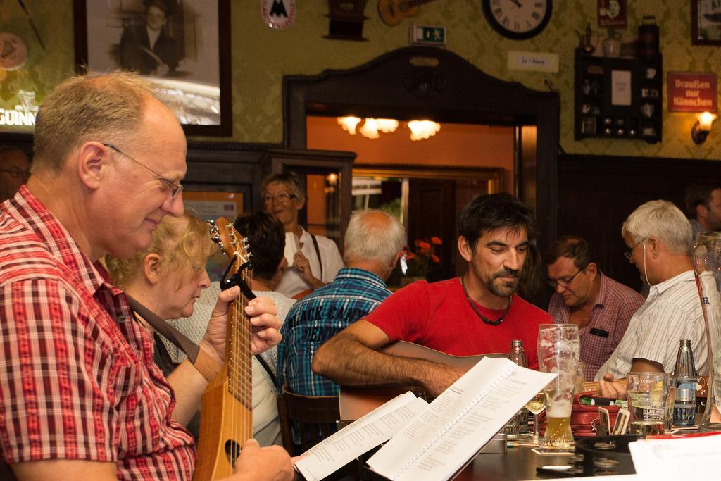 Hajo'S Germania Lodge & Irish Pub Рюдесхайм ам Рейн Екстериор снимка