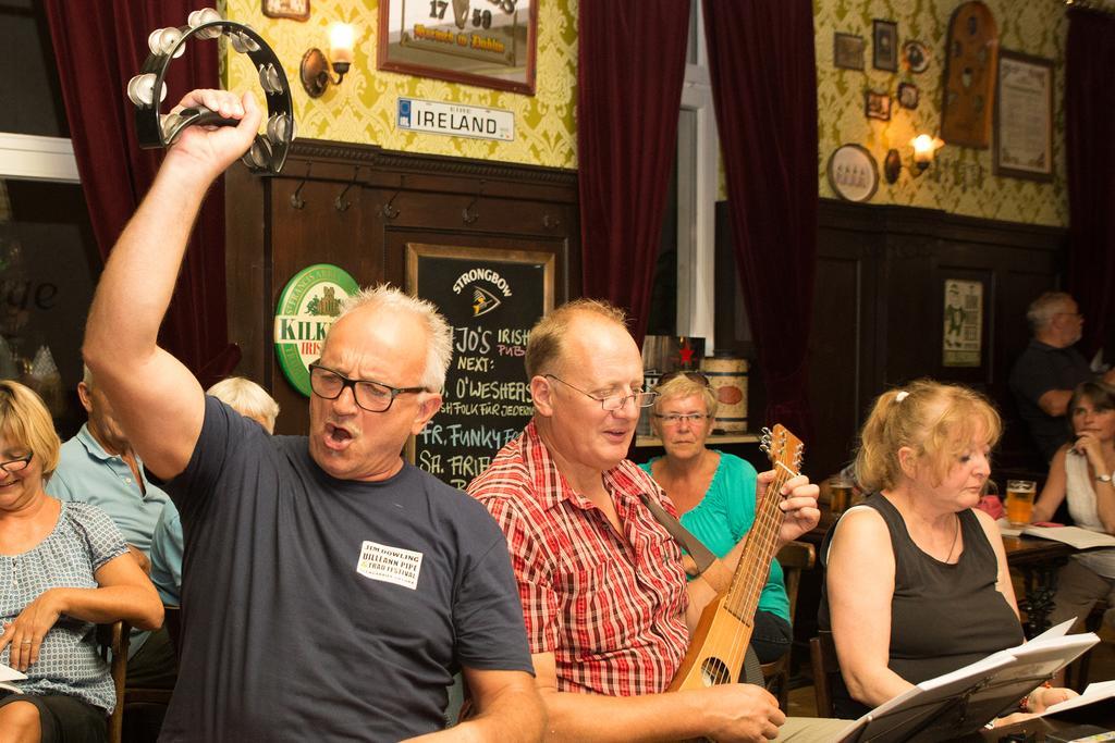Hajo'S Germania Lodge & Irish Pub Рюдесхайм ам Рейн Екстериор снимка