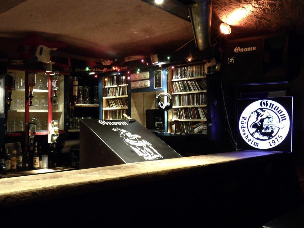 Hajo'S Germania Lodge & Irish Pub Рюдесхайм ам Рейн Екстериор снимка