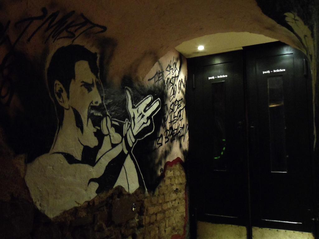 Hajo'S Germania Lodge & Irish Pub Рюдесхайм ам Рейн Екстериор снимка