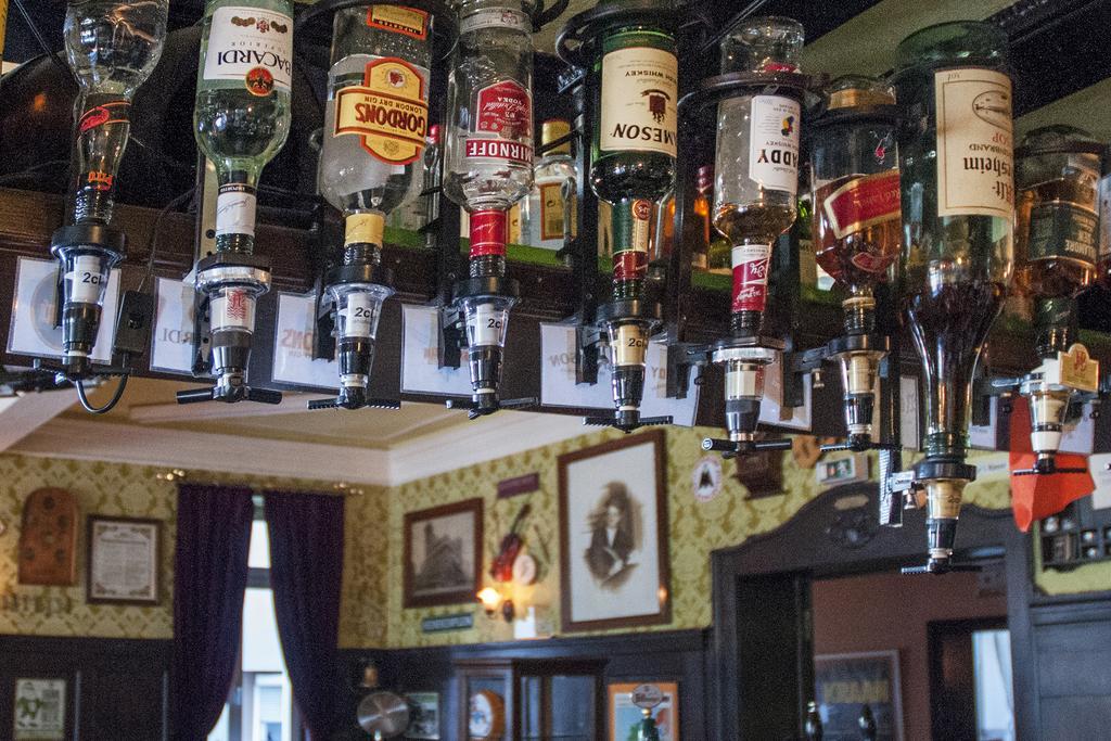 Hajo'S Germania Lodge & Irish Pub Рюдесхайм ам Рейн Екстериор снимка