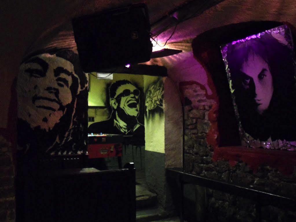 Hajo'S Germania Lodge & Irish Pub Рюдесхайм ам Рейн Екстериор снимка