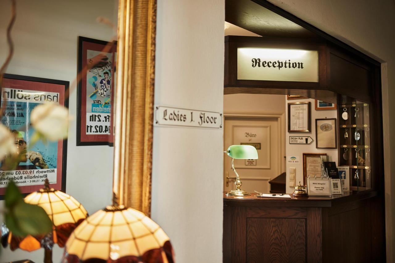 Hajo'S Germania Lodge & Irish Pub Рюдесхайм ам Рейн Екстериор снимка